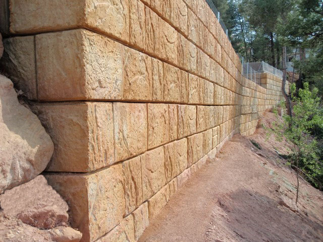 Muro de contención y cerramiento de parcelas