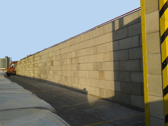 Muro de protección de nave con bloque liso