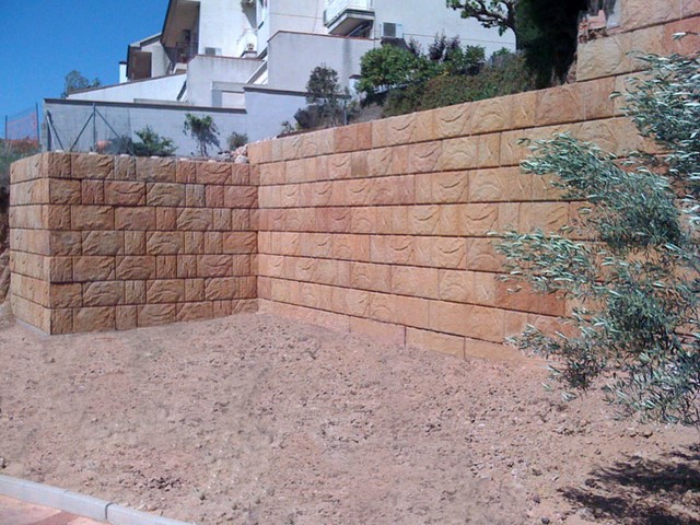 Muro de contención en acabado rugoso